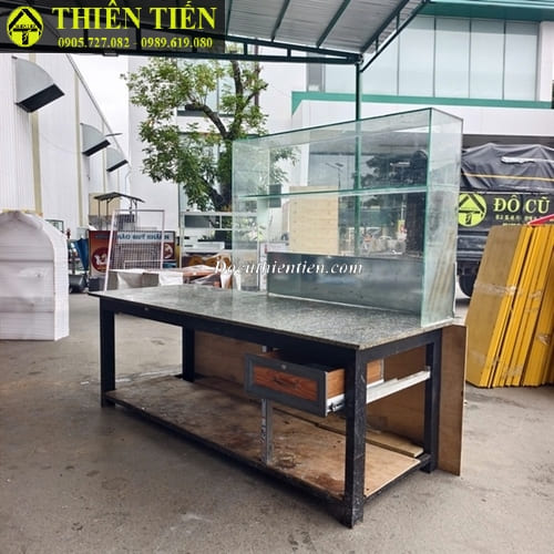 Bàn bếp mặt đá kèm tủ kính (1)