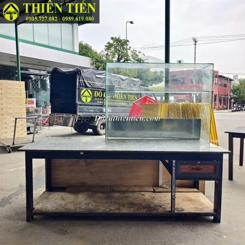 Bàn bếp mặt đá kèm tủ kính (3)