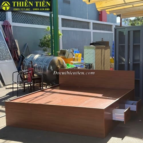 Giường 1m8 nhựa (1)